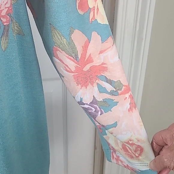 Philosophy Floral Blouse - Picture 4 of 10